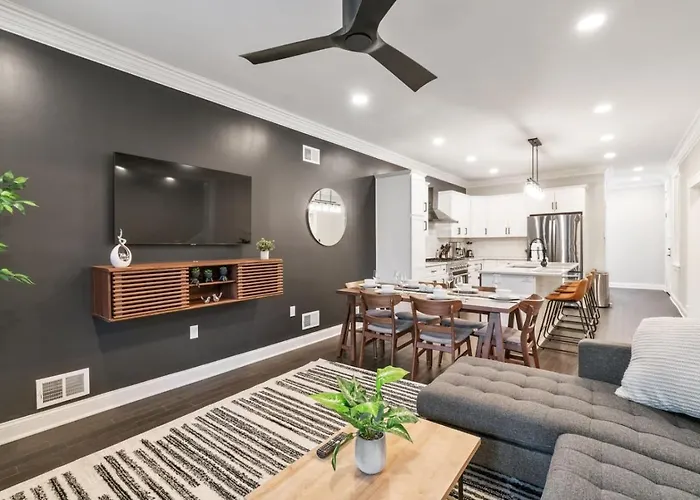 4 Story With 3 King Beds And Cozy Backyard *