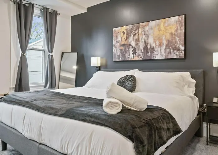 4 Story With 3 King Beds And Cozy Backyard Holiday home