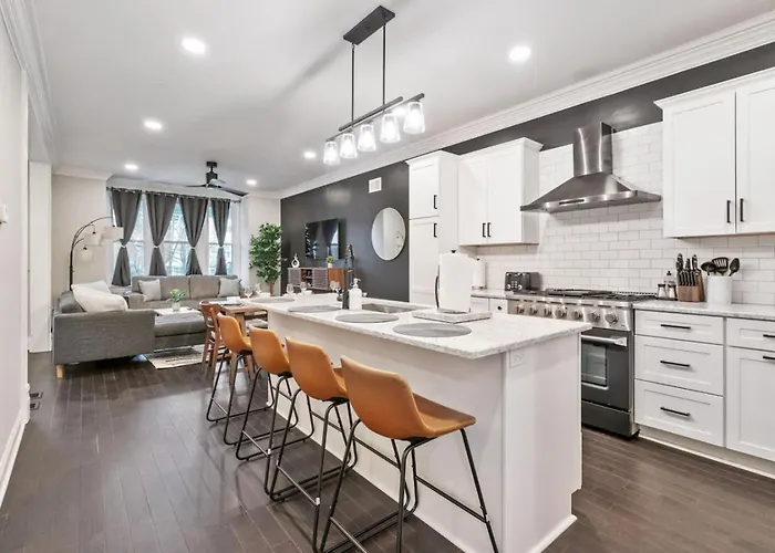 4 Story With 3 King Beds And Cozy Backyard Holiday home *