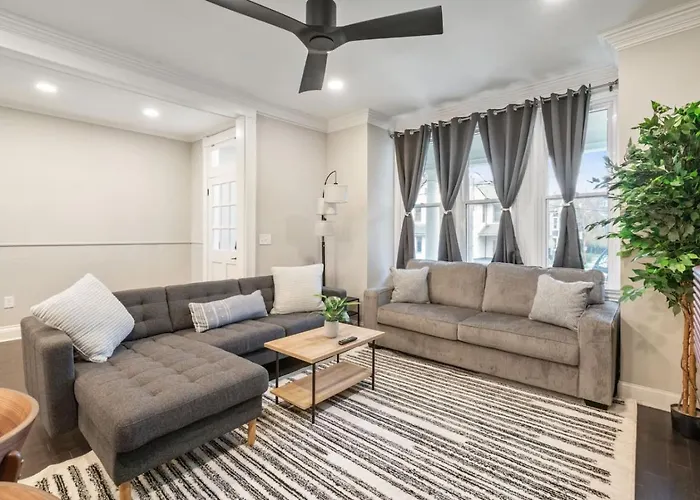 Holiday home 4 Story With 3 King Beds And Cozy Backyard