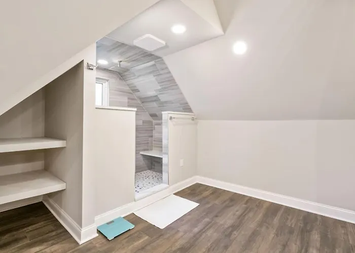 4 Story With 3 King Beds And Cozy Backyard