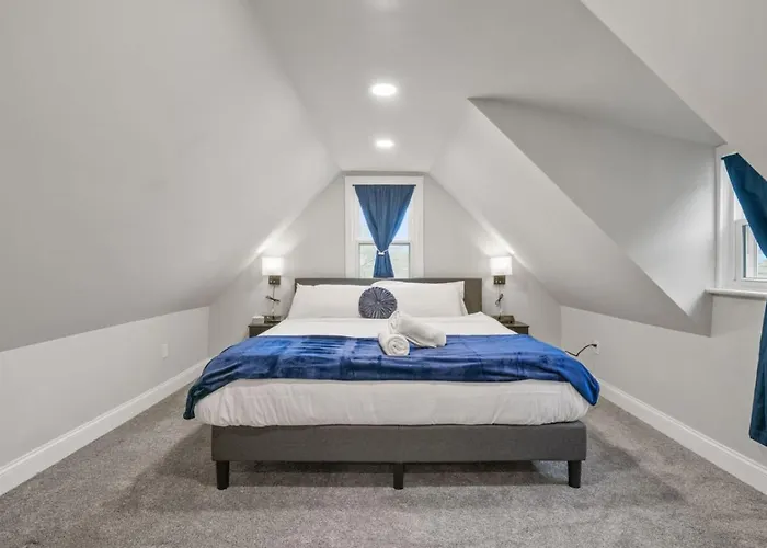Holiday home 4 Story With 3 King Beds And Cozy Backyard *