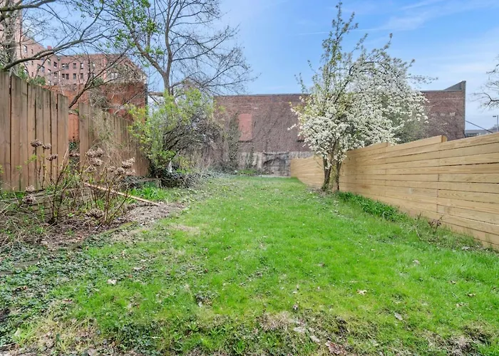 Holiday home 4 Story With 3 King Beds And Cozy Backyard *