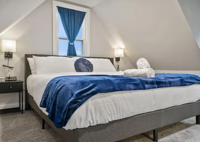4 Story With 3 King Beds And Cozy Backyard Holiday home Pittsburgh