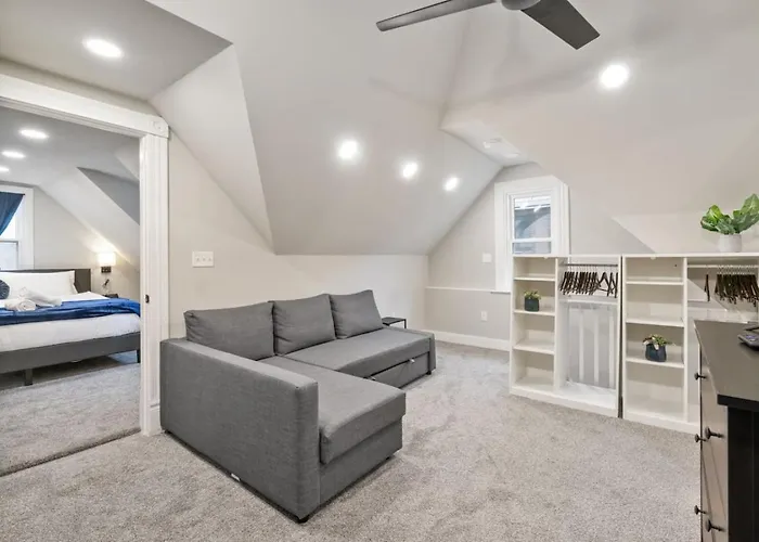 Holiday home 4 Story With 3 King Beds And Cozy Backyard