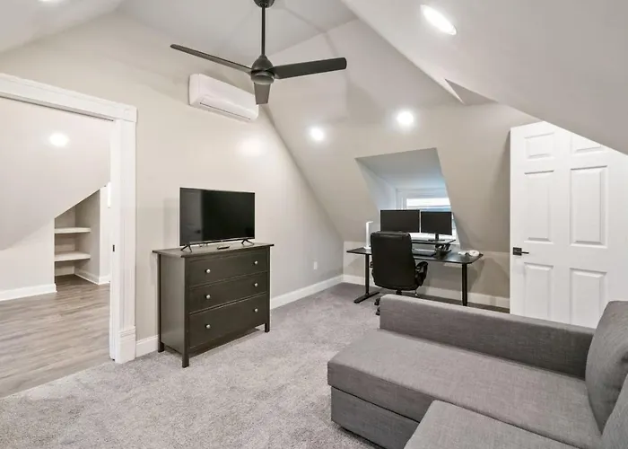 4 Story With 3 King Beds And Cozy Backyard *