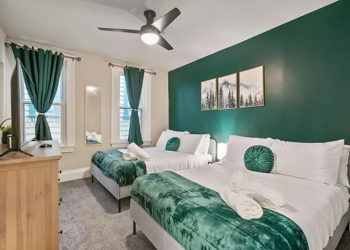 Holiday home 4 Story With 3 King Beds And Cozy Backyard Pittsburgh
