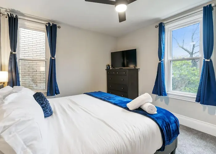 4 Story With 3 King Beds And Cozy Backyard