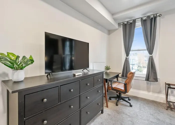 4 Story With 3 King Beds And Cozy Backyard Holiday home