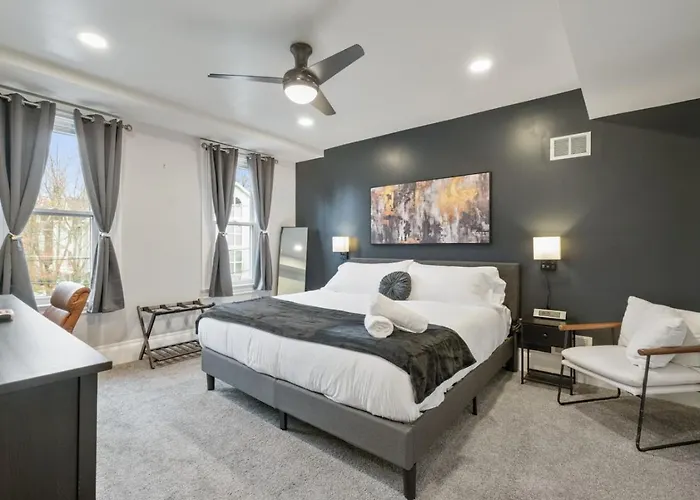 Holiday home 4 Story With 3 King Beds And Cozy Backyard *