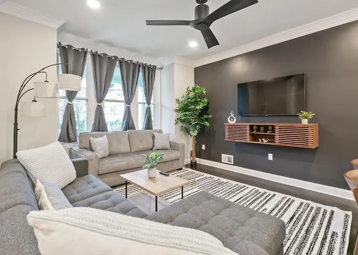 4 Story With 3 King Beds And Cozy Backyard Holiday home *