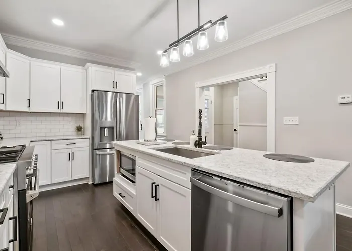 4 Story With 3 King Beds And Cozy Backyard Holiday home *