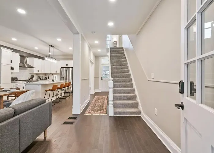 Holiday home 4 Story With 3 King Beds And Cozy Backyard Pittsburgh