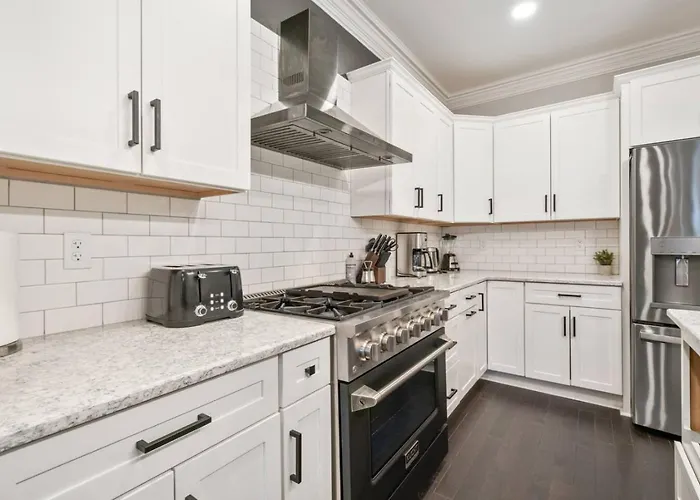 4 Story With 3 King Beds And Cozy Backyard Holiday home Pittsburgh