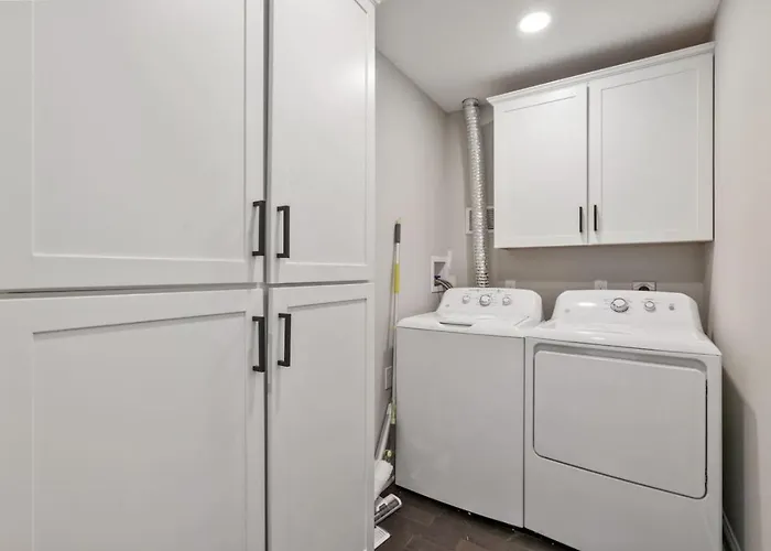 Holiday home 4 Story With 3 King Beds And Cozy Backyard Pittsburgh