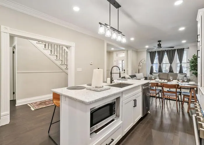 4 Story With 3 King Beds And Cozy Backyard