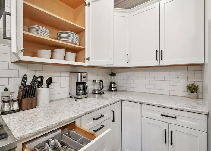 4 Story With 3 King Beds And Cozy Backyard Holiday home Pittsburgh