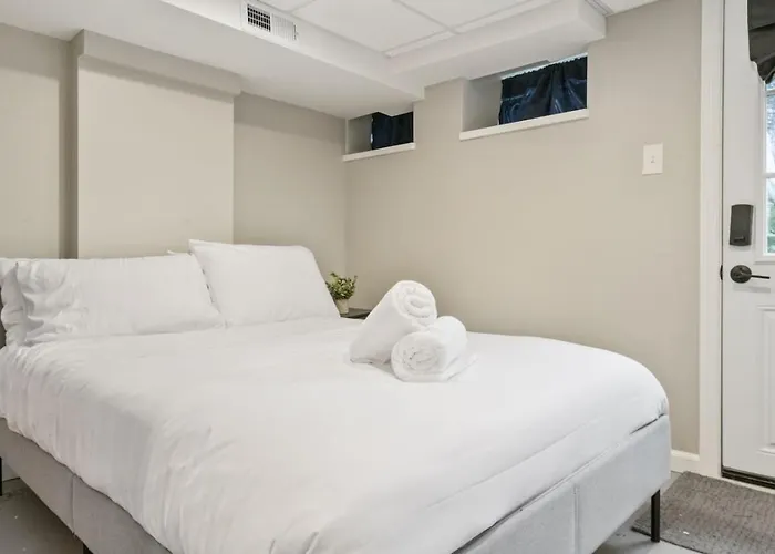 4 Story With 3 King Beds And Cozy Backyard *