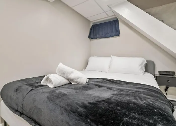 4 Story With 3 King Beds And Cozy Backyard Holiday home