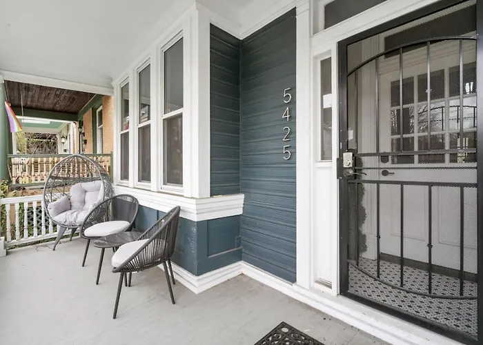4 Story With 3 King Beds And Cozy Backyard Holiday home